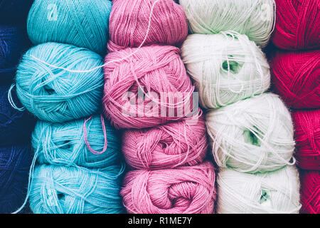 Colorful wool balls on shelf compartment in a shop Stockfoto