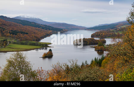 Blick auf Loch Tummel vom Queen's View im Herbst in Perthshire, Schottland, Großbritannien Stockfoto