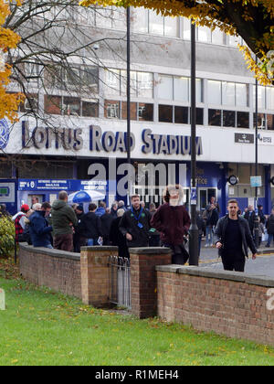 Menschenmassen fräsen Um Loftus Road Stadium vor Beginn der QPR und Brentford football Spiel Stockfoto