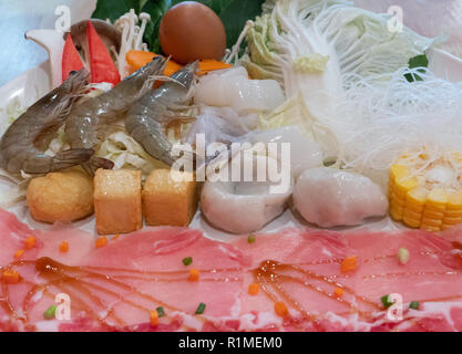 Selektiver Fokus der Fleisch und Gemüse im japanischen Stil für das Kochen im shabu Restaurant Stockfoto