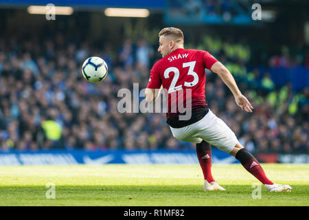 LONDON, ENGLAND - 20. Oktober: Luke Shaw während der Premier League Spiel zwischen dem FC Chelsea und Manchester United an der Stamford Bridge am 20. Oktober 2018 in London, Vereinigtes Königreich. (MB) Stockfoto