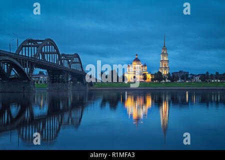 Rybinsk, Russland. Spaso-Preobrazhenskiy Kathedrale und Brücke über die Wolga im Wasser spiegeln an dsuk Stockfoto