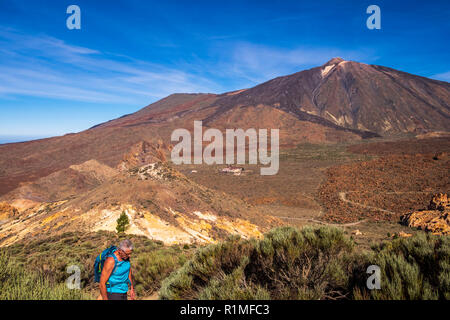 Blick auf den Gipfel des Teide vom Weg 31 bis zur Seite der Guajara in der Las Canadas del Teide National Park, Teneriffa, Kanarische Inseln, Spanien Stockfoto