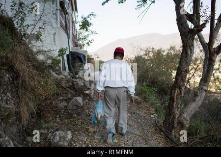 Victor Tepec Velez zu seinem Haus am Stadtrand von Iguala, Guerrero, Mexiko, 7. Februar 2016. Tepec von Velez Sohn Jesus David Tepec Avalos, ging während der Fahrt mit dem Bus in Iguala. Jesus war 29 Jahre alt, als er am 30. April 2014 verschwunden. Jesus'-Bus wurde mit die Türen öffnen und den Schlüssel in die Zündung gefunden, seine Familie hat ihn seitdem nicht mehr gesehen. ÒWe nur wollen, um ihn zu finden, Wetter er ist tot oder lebendig, Ó sagte Victor. Er und seine 13 Jahre alte Tochter Guadalupe Teil in wöchentlichen sucht nach klandestinen Gräbern mit anderen Angehörigen von vermissten Personen. ÒShe (Guadalupe) ist sehr Stockfoto