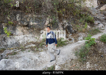 Victor Tepec Velez, verlässt sein Haus am Stadtrand von Iguala, Guerrero, Mexiko, 7. Februar 2016. Tepec von Velez Sohn Jesus David Tepec Avalos, ging während der Fahrt mit dem Bus in Iguala. Jesus war 29 Jahre alt, als er am 30. April 2014 verschwunden. Jesus'-Bus wurde mit die Türen öffnen und den Schlüssel in die Zündung gefunden, seine Familie hat ihn seitdem nicht mehr gesehen. ÒWe nur wollen, um ihn zu finden, Wetter er ist tot oder lebendig, Ó sagte Victor. Er und seine 13 Jahre alte Tochter Guadalupe Teil in wöchentlichen sucht nach klandestinen Gräbern mit anderen Angehörigen von vermissten Personen. ÒShe (Guadalupe) ist sehr p Stockfoto