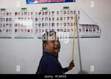 Victor Tepec Velez weist darauf hin, seinen Sohn auf einem Plakat für vermisste Personen, in der Zentrale eines Bürgers Suche Gruppe, Iguala, Guerrero, Mexiko, 7. Februar 2016. Tepec von Velez Sohn Jesus David Tepec Avalos, ging während der Fahrt mit dem Bus in Iguala. Jesus war 29 Jahre alt, als er am 30. April 2014 verschwunden. Jesus'-Bus wurde mit die Türen öffnen und den Schlüssel in die Zündung gefunden, seine Familie hat ihn seitdem nicht mehr gesehen. ÒWe nur wollen, um ihn zu finden, Wetter er ist tot oder lebendig, Ó sagte Victor. Er und seine 13 Jahre alte Tochter Guadalupe Teil in wöchentlichen sucht nach klandestinen Gräbern mit anderen Fa übernehmen Stockfoto