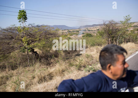 Victor Tepec Velez Ausritte in die Rückseite eines Lkw, zusammen mit einem bürger Gruppe suchen, die auf der Suche nach geheimen Gräber, außerhalb von Iguala, Guerrero, Mexiko, 7. Februar 2016. Tepec von Velez Sohn Jesus David Tepec Avalos, ging während der Fahrt mit dem Bus in Iguala. Jesus war 29 Jahre alt, als er am 30. April 2014 verschwunden. Jesus'-Bus wurde mit die Türen öffnen und den Schlüssel in die Zündung gefunden, seine Familie hat ihn seitdem nicht mehr gesehen. ÒWe nur wollen, um ihn zu finden, Wetter er ist tot oder lebendig, Ó sagte Victor. Er und seine 13 Jahre alte Tochter Guadalupe nehmen Sie Teil in wöchentlichen sucht nach clandesti Stockfoto