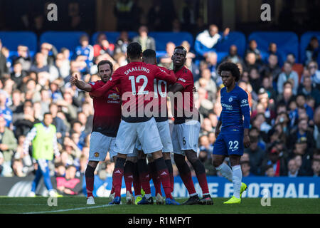 LONDON, ENGLAND - 20. Oktober: Anthony Martial, Chris Smalling, Paul Pogba, Juan Mata von Manchester United feiert mit Teamkollegen nach dem ersten Ziel seiner Mannschaft während zählen während der Premier League Spiel zwischen dem FC Chelsea und Manchester United an der Stamford Bridge am 20. Oktober 2018 in London, Vereinigtes Königreich. (MB) Stockfoto