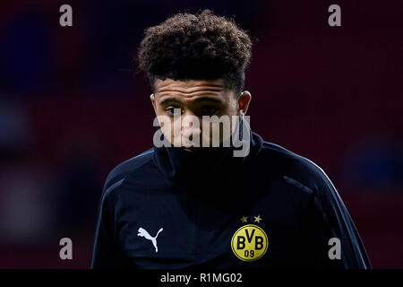 MADRID, Spanien - November 06: Jadon Sancho von Borussia Dortmund sieht vor der Gruppe ein Spiel der UEFA Champions League zwischen Club Atlético de Madrid und Borussia Dortmund im Estadio Metropolitano Wanda am 6. November 2018 in Madrid, Spanien. (MB) Stockfoto