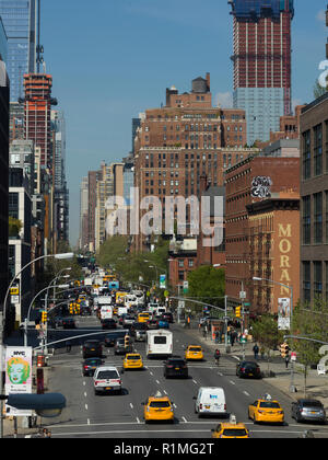 Der Verkehr auf der Straße, W 17th Street, High Line Park, Manhattan, New York City, New York State, USA Stockfoto
