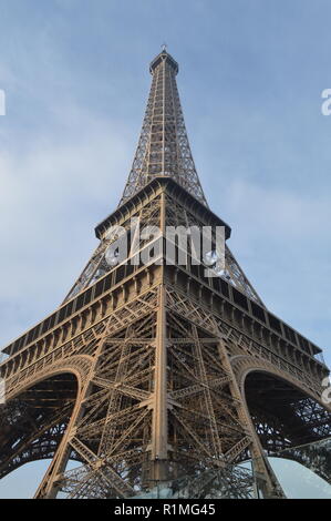 Eiffelturm aus der Ecke gesehen Stockfoto