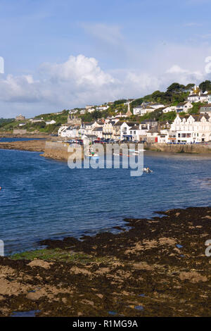 St Mawes, UK - Mai 2006 20: Blick auf den malerischen Hafen und Stadt, St. Mawes, Cornwall, England, Großbritannien, Europa Stockfoto