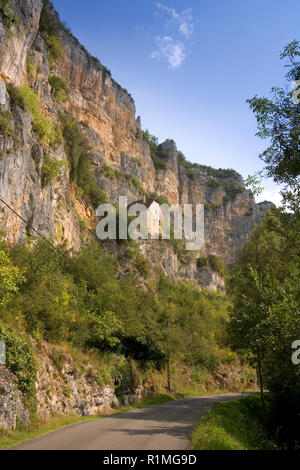 Europa, Frankreich, Quercy, Lot, alte Häuser aus Stein gebaut, auf der Seite der Klippen über dem Fluss Cele in Sauliac Sur Cele Stockfoto