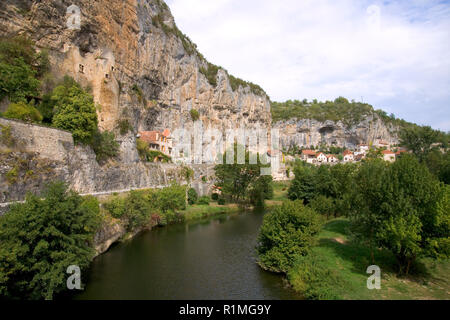 Frankreich, Quercy, Lot, malerisches Dorf Häuser gebaut auf dem Felsen über dem Fluss Cele in Cabrerets Stockfoto