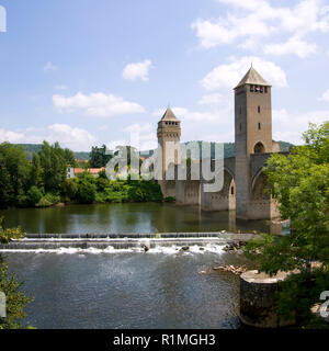 Europa, Frankreich, Midi Pyrenees, Lot, Cahors, Lot Fluss, dem historischen Pont Valentre befestigte Brücke Stockfoto