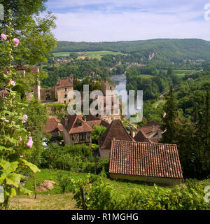Europa, Frankreich, Midi-Pyrenäen, Lot, St Cirq Lapopie, historische Klippe Dorf Touristenattraktion Stockfoto