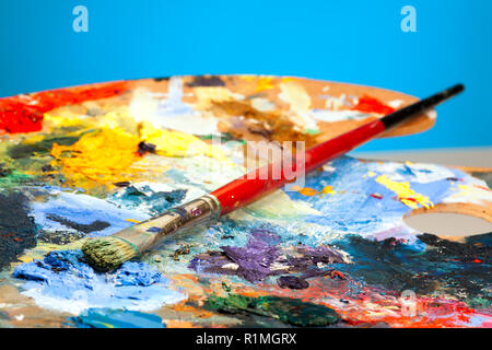 Flache Fokus Nahaufnahme eines colouful Künstler Ölfarbe Palette und Pinsel Stockfoto