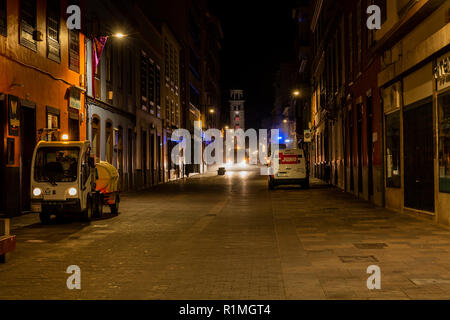 Straßenkehrer und Lieferwagen am frühen Morgen in der Altstadt von San Cristobal de La Laguna, Teneriffa, Kanarische Inseln, Spanien Stockfoto