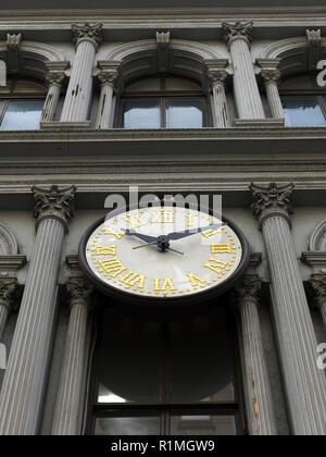 Low Angle View der Wanduhr bei E. V. Haughwout Building, Broadway, Manhattan, New York City, New York State, USA Stockfoto