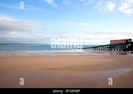 Alte und Neue rettungsstationen bei Ebbe in Tenby, Pembrokeshire, Wales, Großbritannien Stockfoto