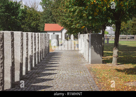 Friedhof mit Gedenkstätte Grabsteine in den Zeilen unter Baum gesetzt Stockfoto