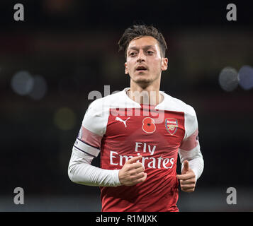LONDON, ENGLAND - 11. NOVEMBER: Mesut Özil von FC Arsenal an schaut während der Premier League Spiel zwischen Arsenal FC und Wolverhampton Wanderers im Emirates Stadium am 11. November 2018 in London, Vereinigtes Königreich. (MB) Stockfoto