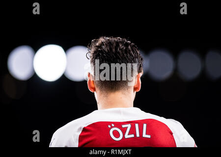 LONDON, ENGLAND - 11. NOVEMBER: Mesut Özil von FC Arsenal an schaut während der Premier League Spiel zwischen Arsenal FC und Wolverhampton Wanderers im Emirates Stadium am 11. November 2018 in London, Vereinigtes Königreich. (MB) Stockfoto