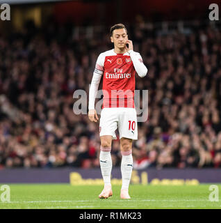 LONDON, ENGLAND - 11. NOVEMBER: Mesut Özil beim Premier League Spiel zwischen Arsenal FC und Wolverhampton Wanderers im Emirates Stadium am 11. November 2018 in London, Vereinigtes Königreich. (MB) Stockfoto