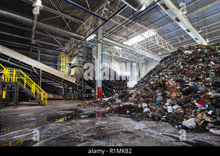 GRODNO, Weißrussland - Oktober 2018: Lösen von Problem der Umweltverschmutzung mit Abfälle als Abfall Aufbereitungsanlagen - riesiger Haufen Müll für vorbereitet Stockfoto