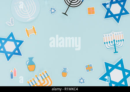 Flach mit hannukah urlaub Papier Schilder auf Blau, hannukah Konzept isoliert Stockfoto