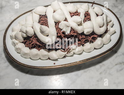 Hausgemachte Kastanien und Ricotta auf ceamica Platte vorgestellt Stockfoto