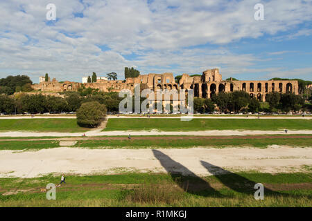 Circo Massimo (das größte Stadion im antiken Rom) mit dem Palatin und dem Imperial Palace im Hintergrund - Rom Stockfoto