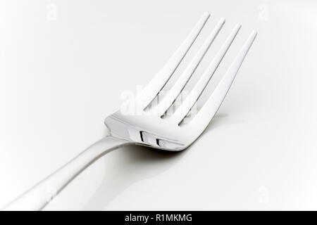 Gabel und Löffel auf eine leere Platte Stockfoto