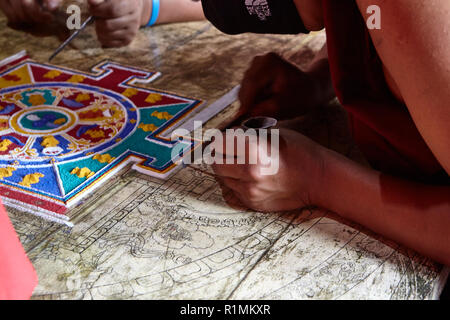 Buddhistische Mönche erschaffen im Kloster Lamayuru ein Mandala aus farbigem Sand. Ladakh, Jammu und Kaschmir, IndienLadakh, Jammu und Kaschmir, Indien Stockfoto