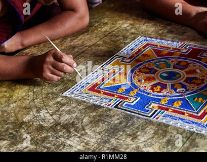 Buddhistische Mönche erschaffen im Kloster Lamayuru ein Mandala aus farbigem Sand. Ladakh, Jammu und Kaschmir, IndienLadakh, Jammu und Kaschmir, Indien Stockfoto