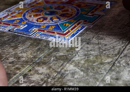 Buddhistische Mönche erschaffen im Kloster Lamayuru ein Mandala aus farbigem Sand. Ladakh, Jammu und Kaschmir, IndienLadakh, Jammu und Kaschmir, Indien Stockfoto