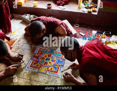 Buddhistische Mönche erschaffen im Kloster Lamayuru ein Mandala aus farbigem Sand. Ladakh, Jammu und Kaschmir, Indien Stockfoto