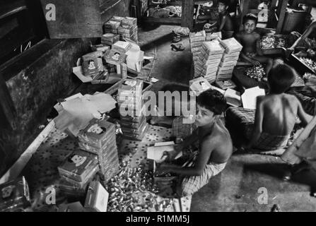 80/26 Kind Arbeiter in der Fabrik, die Sauger für Babyflaschen, Old Dhaka 1980 Stockfoto