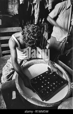 80/30 Kind Arbeiter in der Fabrik, die Sauger für Babyflaschen, Old Dhaka 1980 Stockfoto