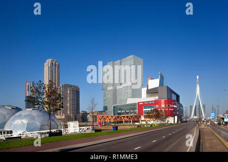 Kop van Zuid in Rotterdam mit dem roten Luxor Theater vor dem riesigen Rem Koolhaas Gebäude und der Erasmus Brücke auf der rechten Seite Stockfoto