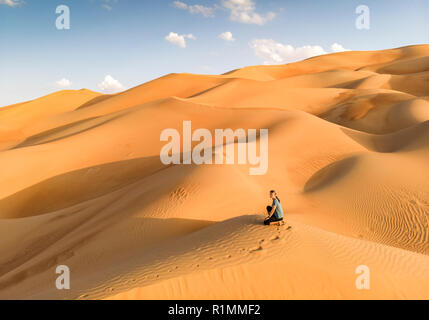 Person in der Mitte der Dünen von Liwa Wüste in Abu Dhabi bog Stockfoto