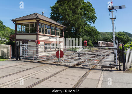 Das Stellwerk und Bahnübergang an Glyndyfrdwy erhalten von der freiwilligen laufen Llangollen Erbe Dampfeisenbahn im Norden von Wales Stockfoto