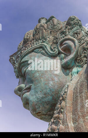 Riesige Statue im Garuda Wisnu Kencana Cultural Park auf Bali Stockfoto