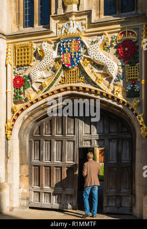 Christi's College 16. Jahrhundert große Tor mit lebhaften Farben restauriert. Cambridge University. Cambridge. Großbritannien Stockfoto