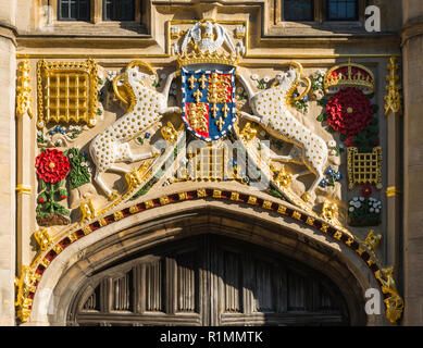 Christi's College 16. Jahrhundert große Tor mit lebhaften Farben restauriert. Cambridge University. Cambridge. Großbritannien Stockfoto