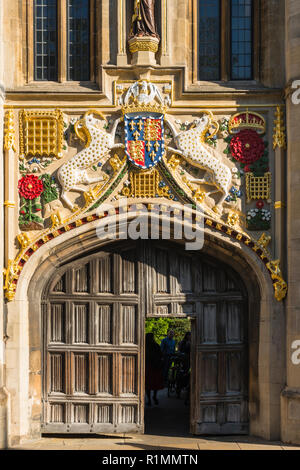 Christi's College 16. Jahrhundert große Tor mit lebhaften Farben restauriert. Cambridge University. Cambridge. Großbritannien Stockfoto