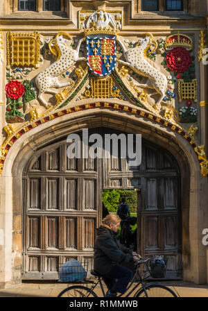 Christi's College 16. Jahrhundert große Tor mit lebhaften Farben restauriert. Cambridge University. Cambridge. Großbritannien Stockfoto