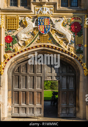 Christi's College 16. Jahrhundert große Tor mit lebhaften Farben restauriert. Cambridge University. Cambridge. Großbritannien Stockfoto