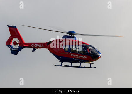 Devon Air Ambulance, die von einem Bauernhof in der Nähe von Barnstaple, Devon 11. Nov 2018. Stockfoto