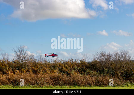 Devon Air Ambulance, die von einem Bauernhof in der Nähe von Barnstaple, Devon 11. Nov 2018. Stockfoto